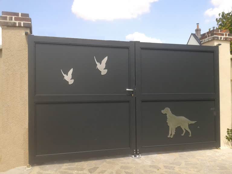 portail contemporain avec motifs d'oiseaux et un chien